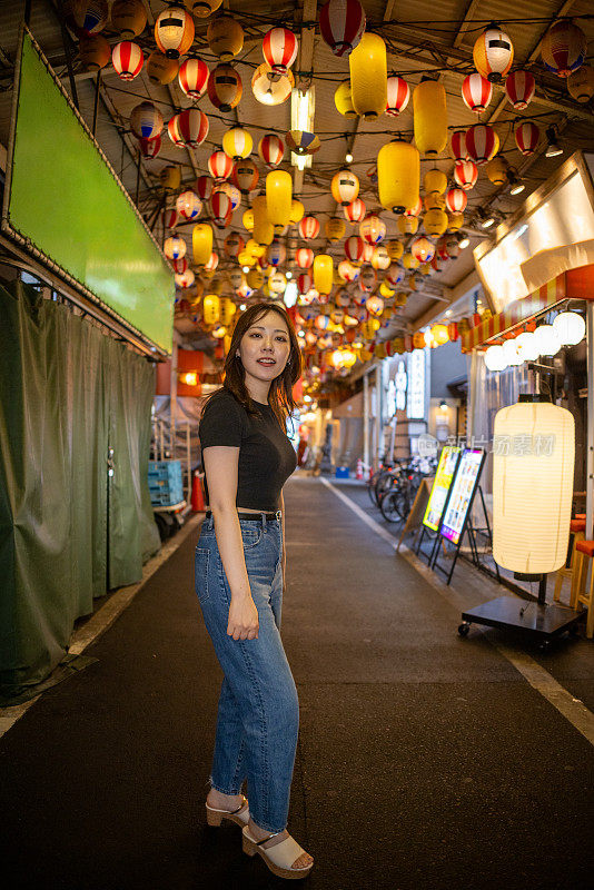 下班后参观日本居酒屋街的妇女