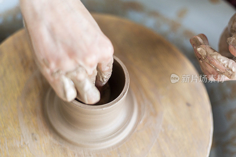 白人妇女用她的手制作陶瓷