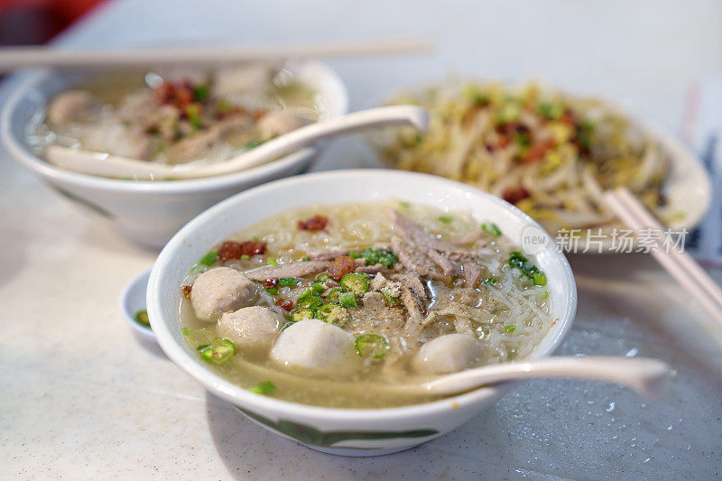 鸭肉鱼丸米粉汤，马来西亚槟城流行的街头小吃。