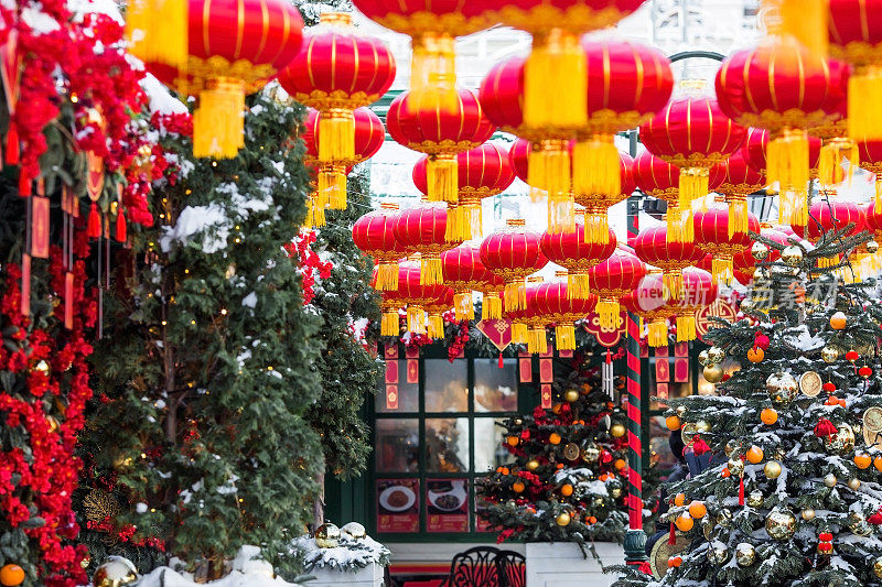 莫斯科特维尔大街上的中国红色圣诞灯笼。特写镜头。2024年中国新年首次在莫斯科举行。