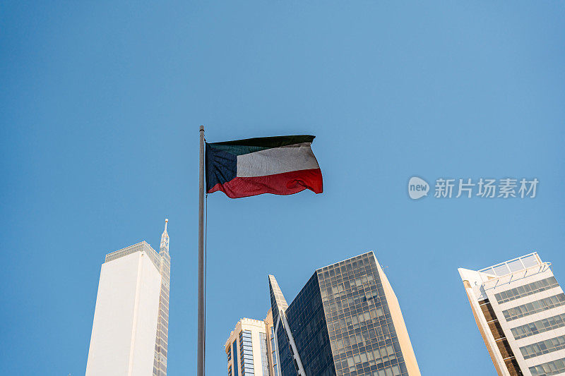 科威特国旗在风中飘扬