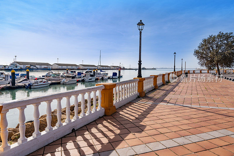 西班牙安达卢西亚瓜达莱特河加的斯码头码头港口的圣玛丽亚港海滨长廊