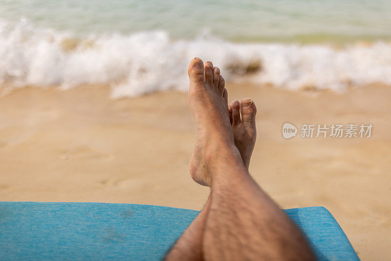 一个人躺在热带海滩上