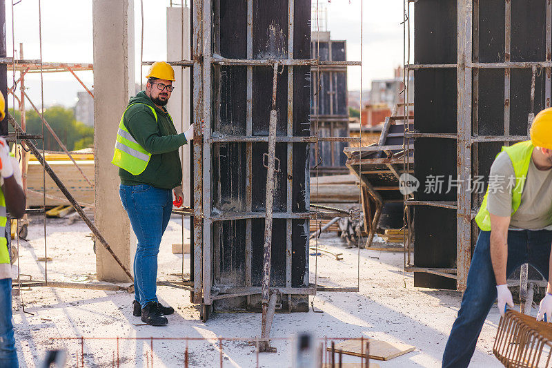 在建筑工地工作的男性建筑工人