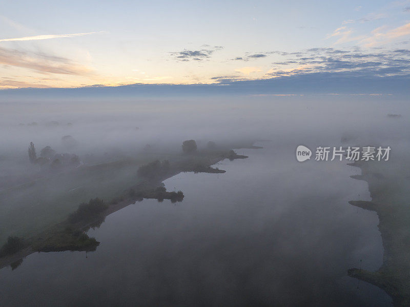 秋天，雾蒙蒙的艾塞尔河鸟瞰图