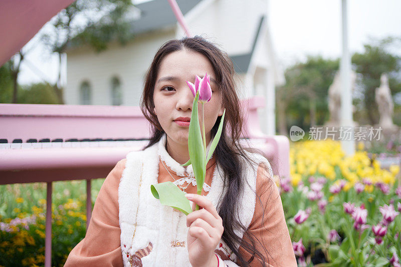 女人用花蒙住眼睛