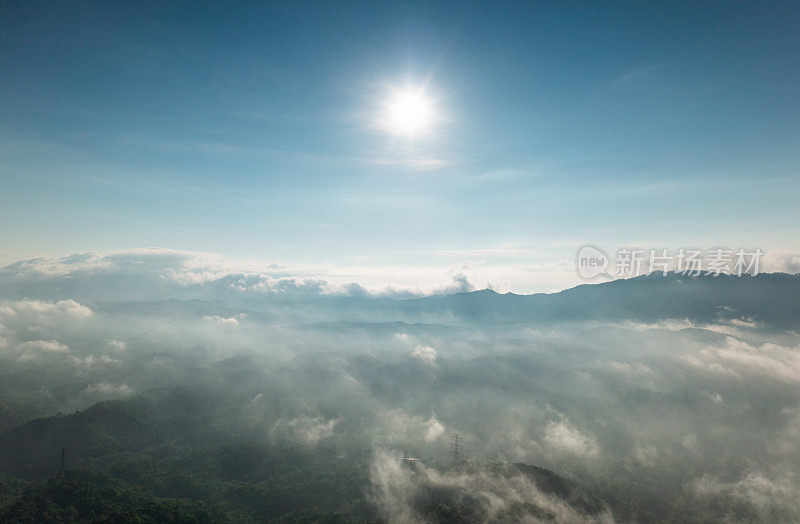 高山风光，晨雾缭绕。