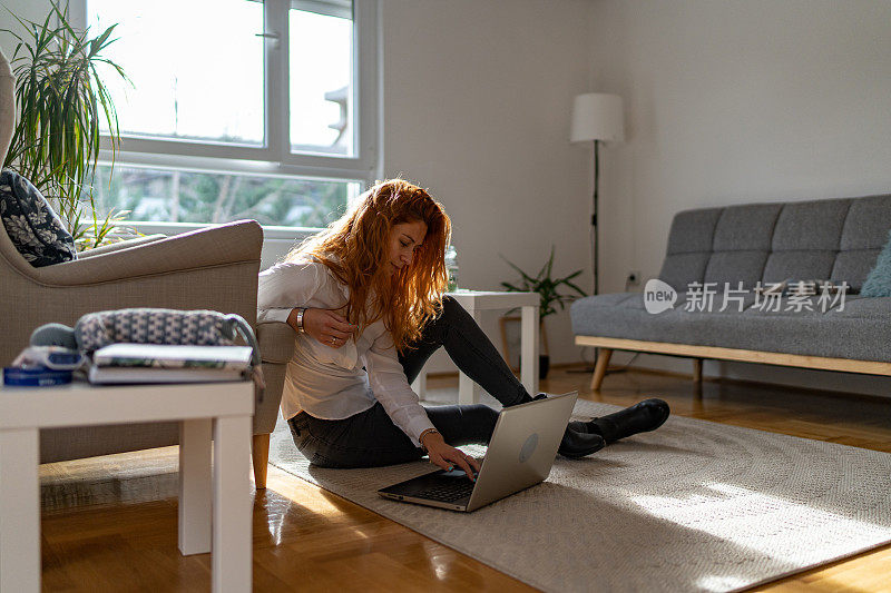 女人在家里用笔记本电脑