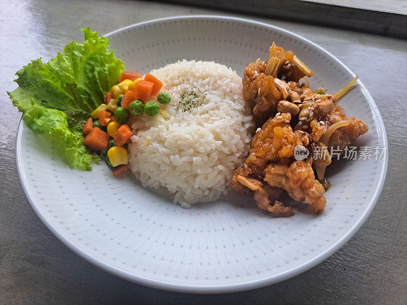 美味的鸡肉宫保用鸡肉，米饭，生菜，花生和混合蔬菜。食品菜单。