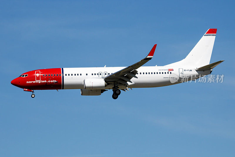 在机场的挪威航空穿梭客机。安排航班旅行。航空和飞机。航空运输。全球国际运输。飞啊飞。