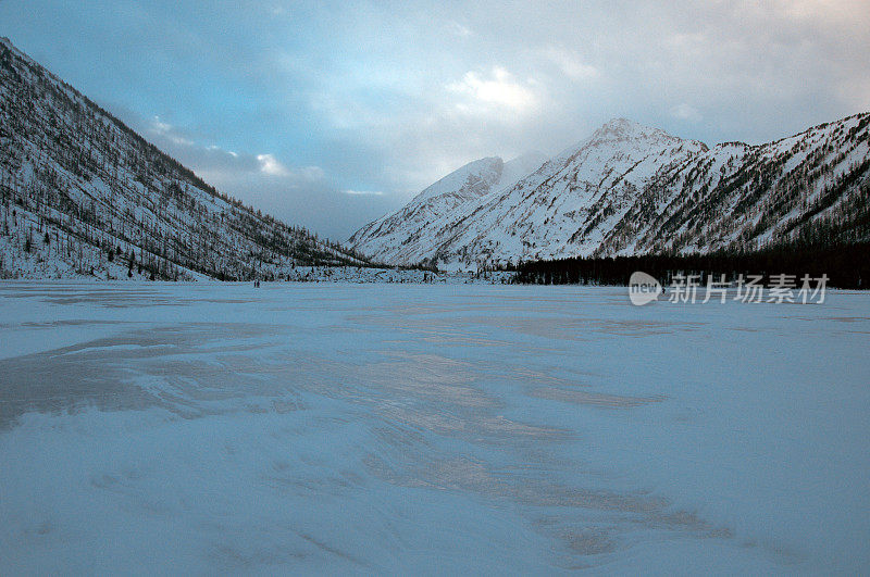 冬季雪山湖，俄罗斯西伯利亚阿尔泰山。