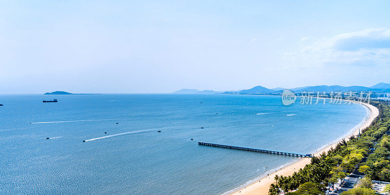 中国海南三亚凤凰岛三亚湾海岸线高角度风景