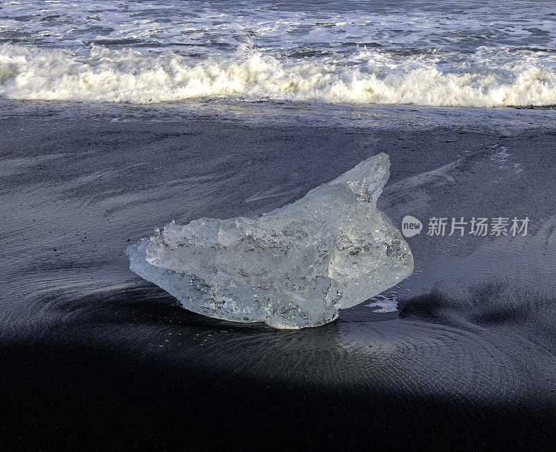 水晶冰来自冰岛冰川和海浪