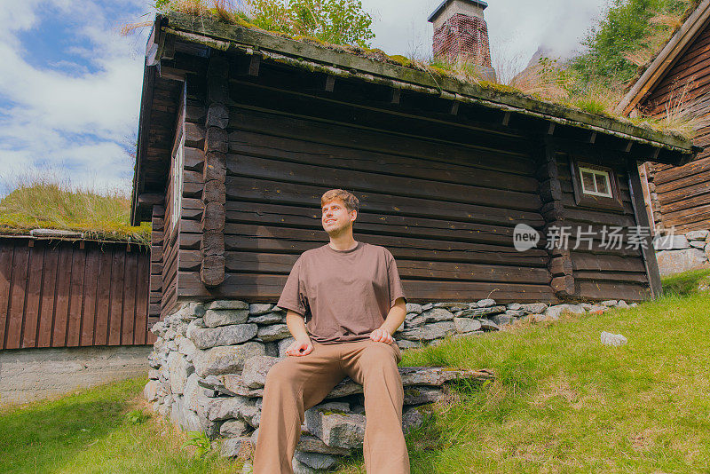 快乐的人在山村欣赏阳光明媚的夏天