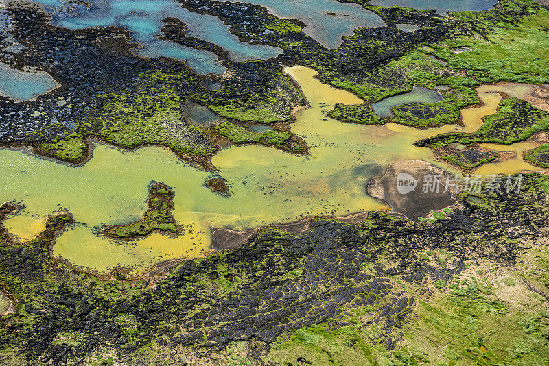 这是一架直升机拍摄的冰岛郁郁葱葱的苔藓景观