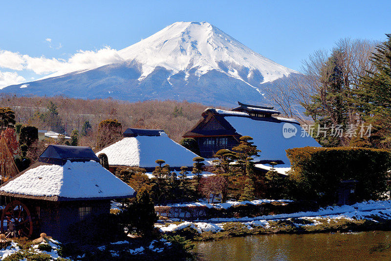 白雪覆盖的富士山，摄于山梨县大野hakkai