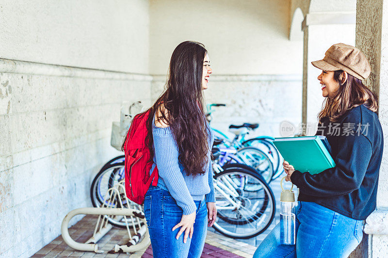 大学校园里的女大学生