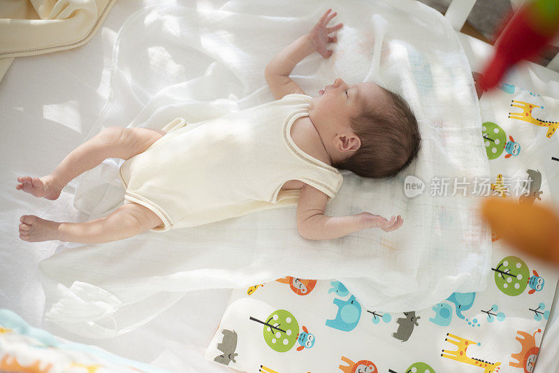 新生儿躺在他的婴儿床里