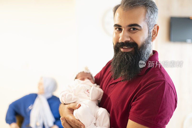父亲在医院照应新生婴儿