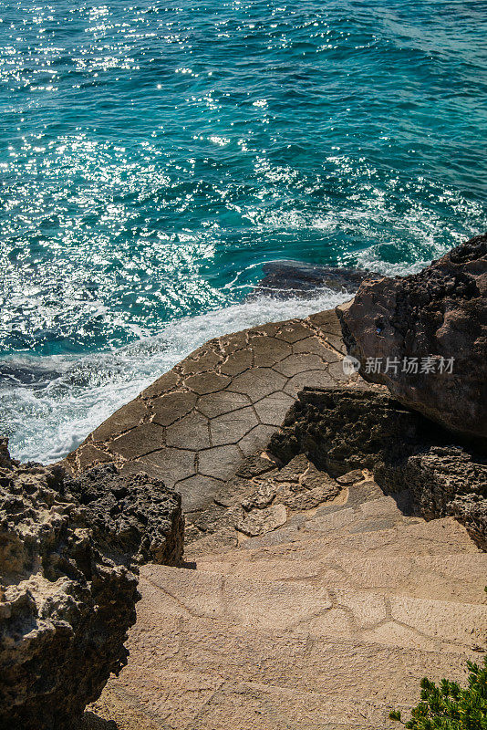 从悬崖上的楼梯到圣母岛的海洋