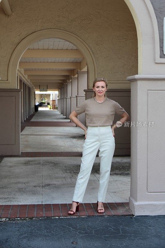 女人站在大街上。