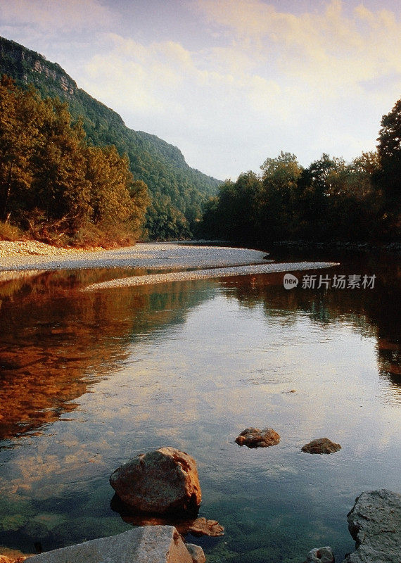 汝拉是法国东部Bourgogne-Franche-Comté的一个部门，以汝拉山脉命名