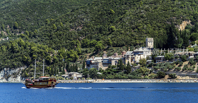 在希腊的哈尔基迪基，从海上和旅游帆船上观赏多奇里乌修道院