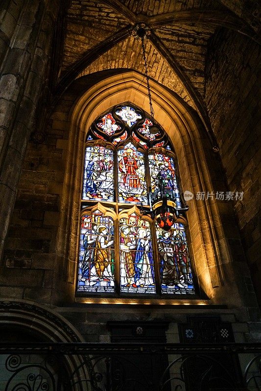 圣吉尔斯大教堂的彩色玻璃窗