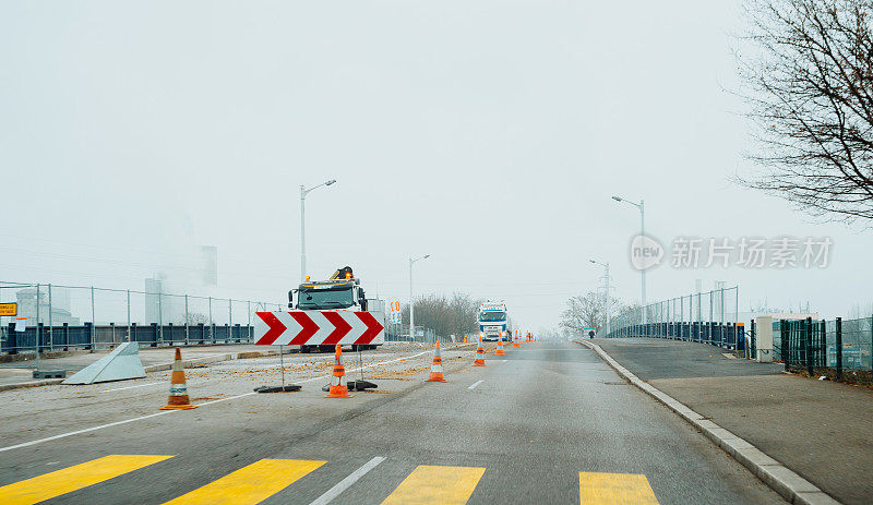 法国的道路工程有一半的道路封闭施工卡车