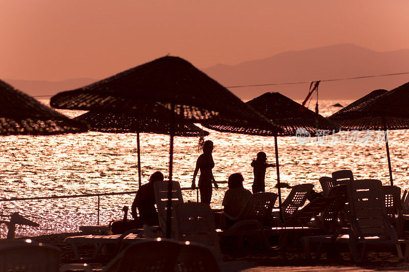 日落时分，土耳其巴利克希尔阿瓦里克夏日小镇的沙滩海岸