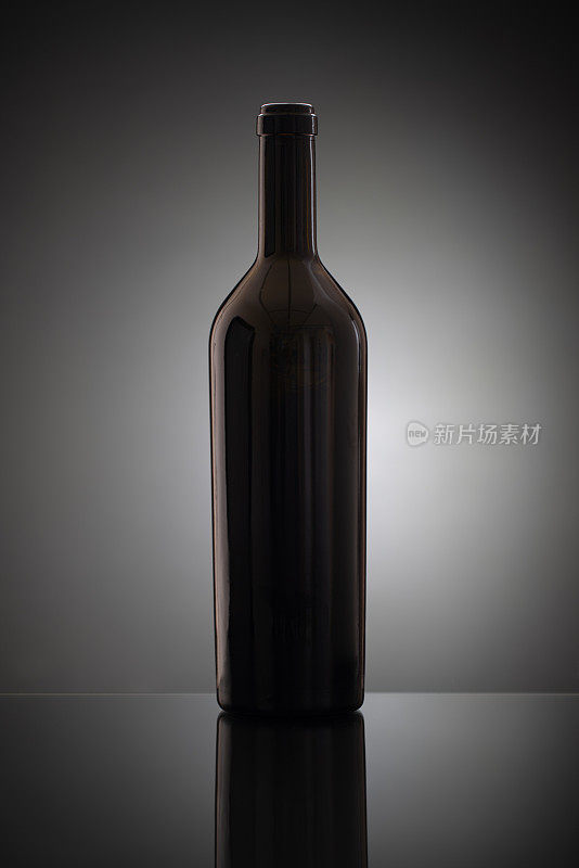 模板概念一个酒瓶为您的设计和广告公司推广您的产品在黑色的背景。酒瓶模型。前视图