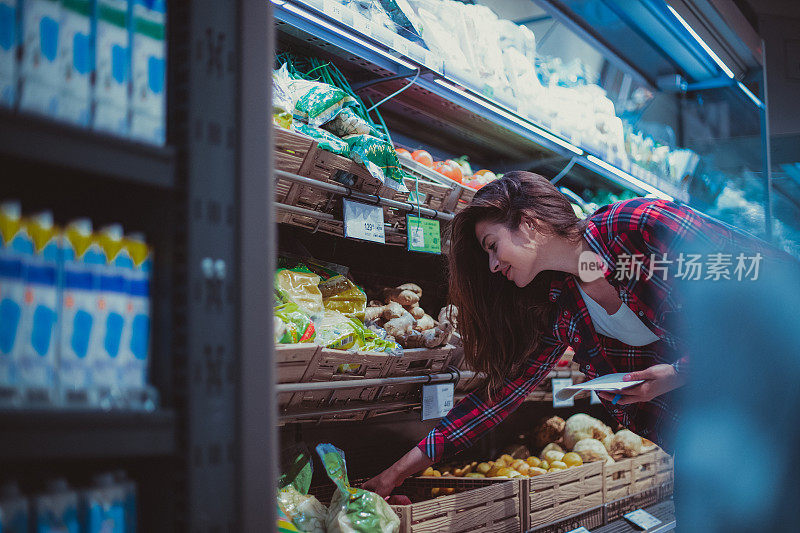 一个女人在杂货店里购物