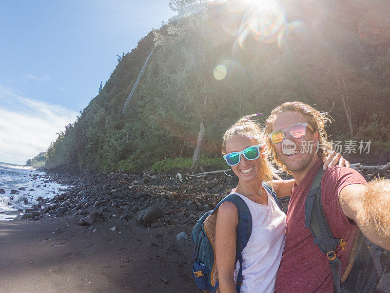 一对快乐的情侣在夏威夷徒步旅行时拍自拍