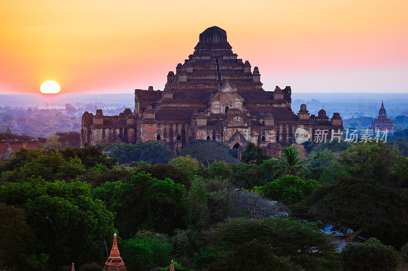 缅甸曼德勒日出时蒲甘的庙宇和宝塔