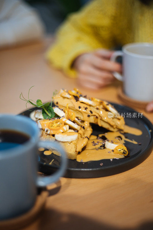 木桌上放着香蕉华夫饼