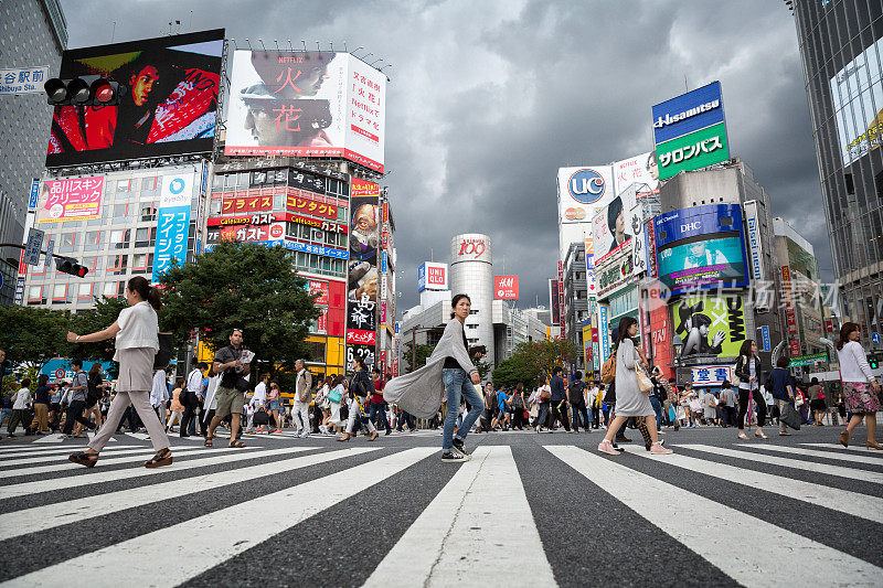 许多人走在东京著名的涉谷十字路口