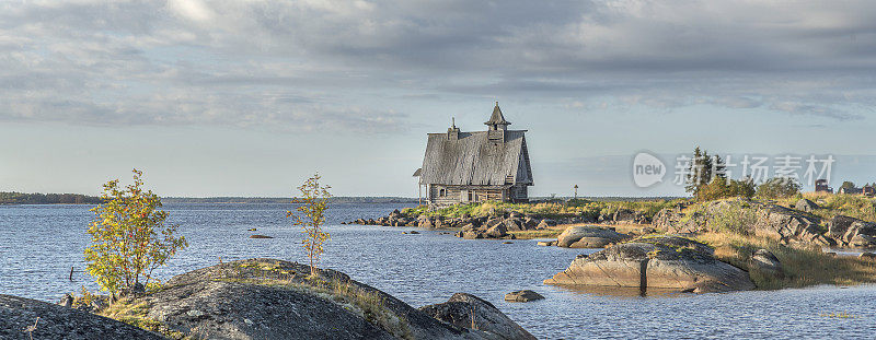白海海岸的一个废弃教堂。