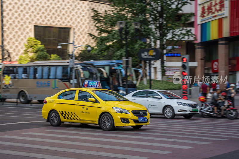 重庆街头的黄色出租车