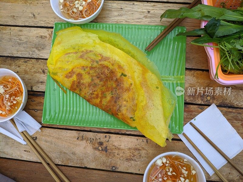 越南的传统美食——炸薄饼，里面塞满了虾和猪肉