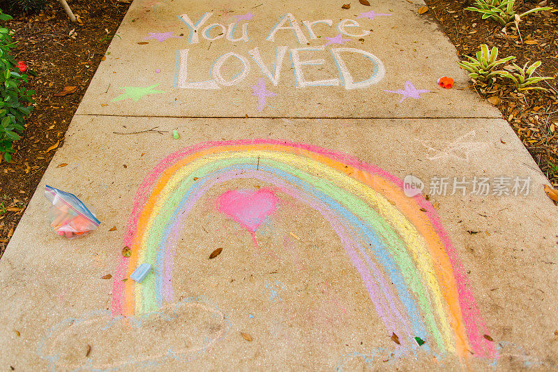 “你被爱”鼓舞人心的人行道粉笔艺术