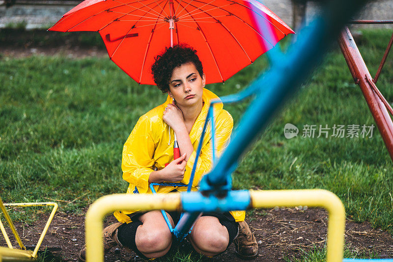 雨中的悲伤女人