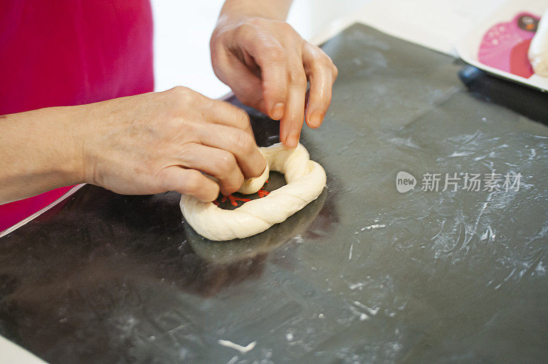 女人在准备面团