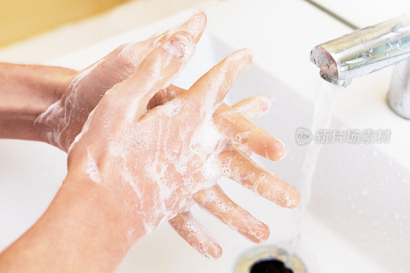 17岁男孩在冠状病毒大流行期间彻底洗手