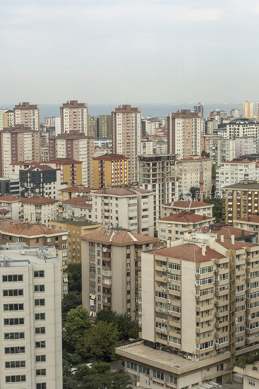 土耳其安纳托利亚小镇伊斯坦布尔，马尔马拉海附近的卡迪科伊拥挤的高层公寓楼