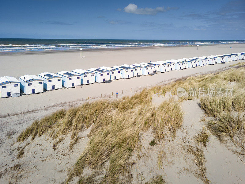 荷兰新冠肺炎疫情暴发期间，荷兰沿海一排海滨别墅鸟瞰图