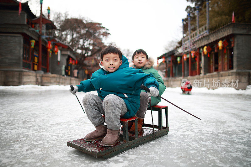 在北京的颐和园里，孩子们在湖上结冰，享受滑雪、滑冰、冰上自行车的乐趣。