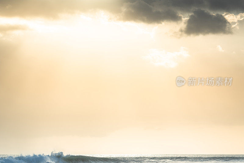 宽镜头美丽的风景日落热带海滩海在泰国南部亚洲