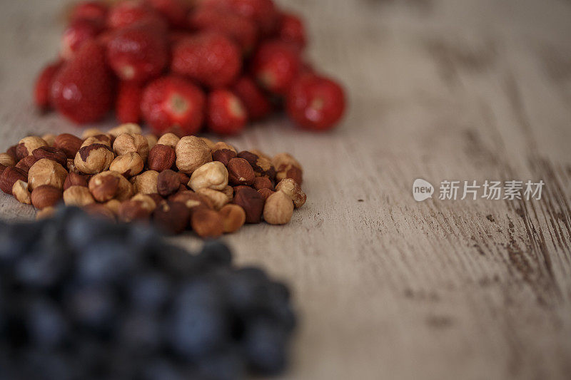 榛子和水果是一种健康又简单的夏季食物