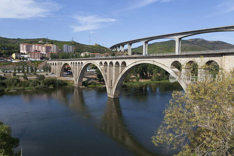 两座桥在比索达Régua，葡萄牙