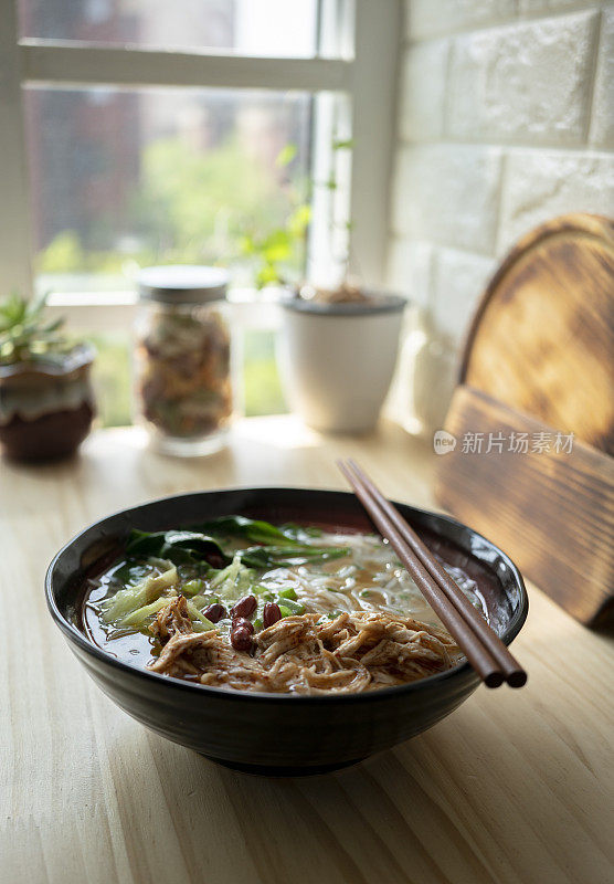 中式自制米粉:加菠菜、鸡肉丝和芝麻酱